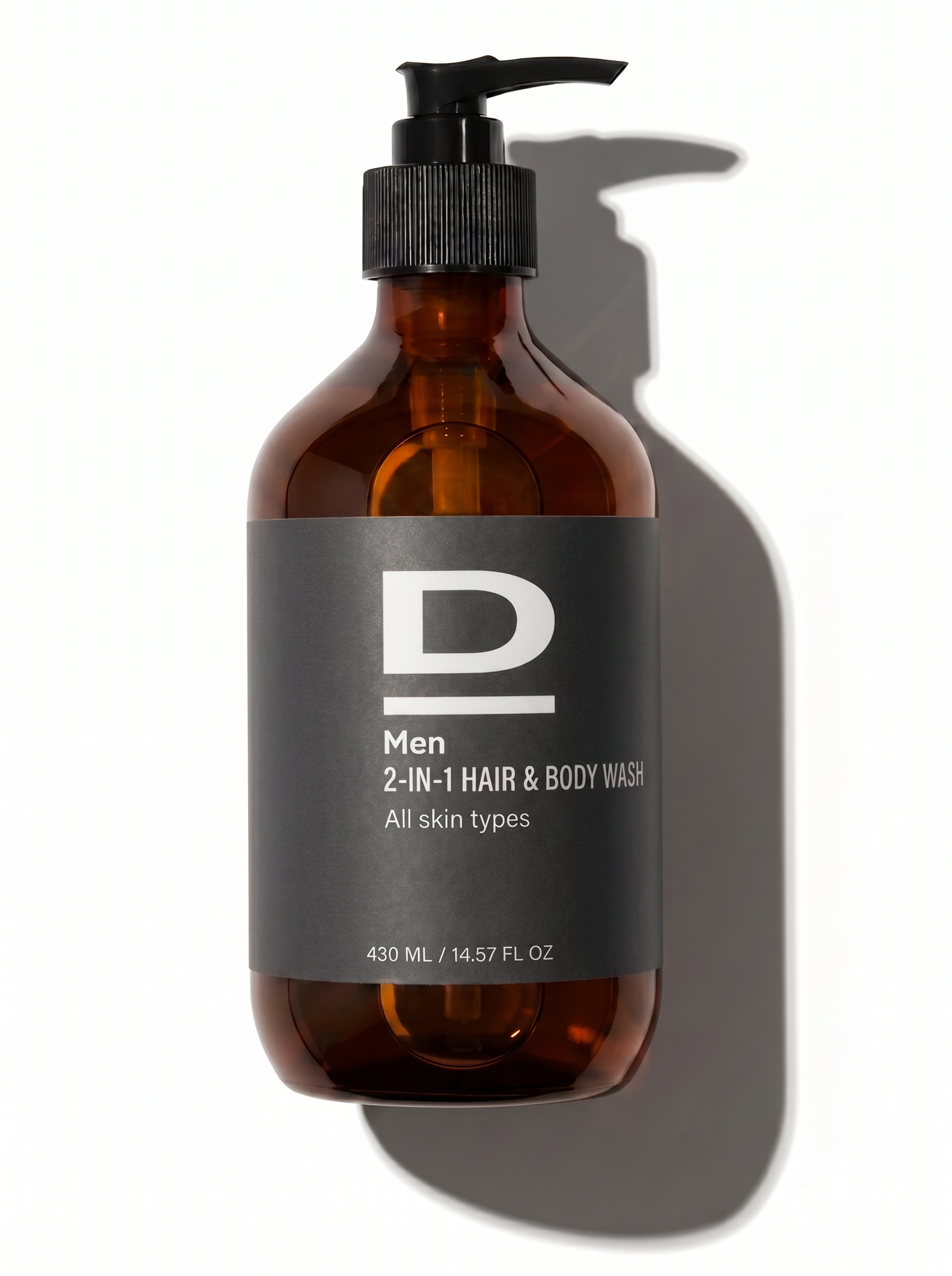 Braune Flasche mit schwarzem Pumpverschluss und grauem Etikett mit der Aufschrift 'D Men 2-IN-1 HAIR & BODY WASH All skin types 430 ML / 14.57 FL OZ'