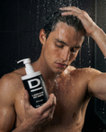 Bild in Galerie-Betrachter laden, Mann im Shampoo-Duschmoment mit D H-Keratin Volumizing Boost Shampoo, 350 ml.