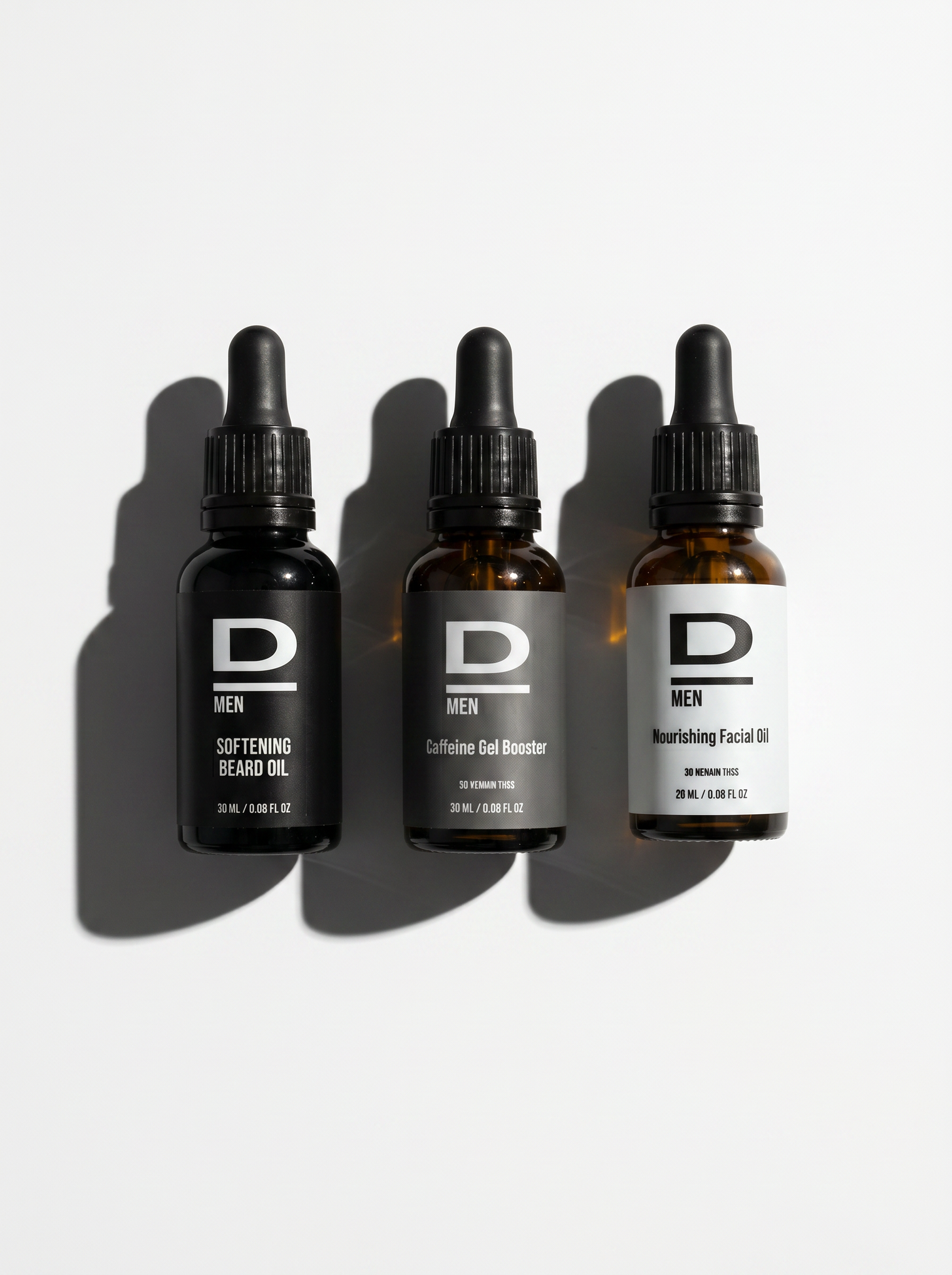 Drei braune Tropfflaschen mit schwarzen Verschlüssen und weißen Etiketten, beschriftet mit "D MEN" und Produktnamen, auf weißem Hintergrund