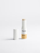 Weißer Verpackungskarton mit schwarzer Schrift, auf dem steht 'Deportes Sun Protection Stick ohne Tönung'. Neben dem Karton steht ein runder, weißer Sonnenschutzstick.