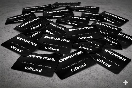 Mehrere schwarze DEPORTES-Geschenkkarten liegen verstreut auf einer Oberfläche.