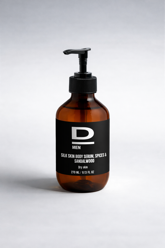 Braune Glasflasche mit Pumpe, D MEN Silk Skin Body Serum für trockene Haut mit Gewürzen und Sandelholz.