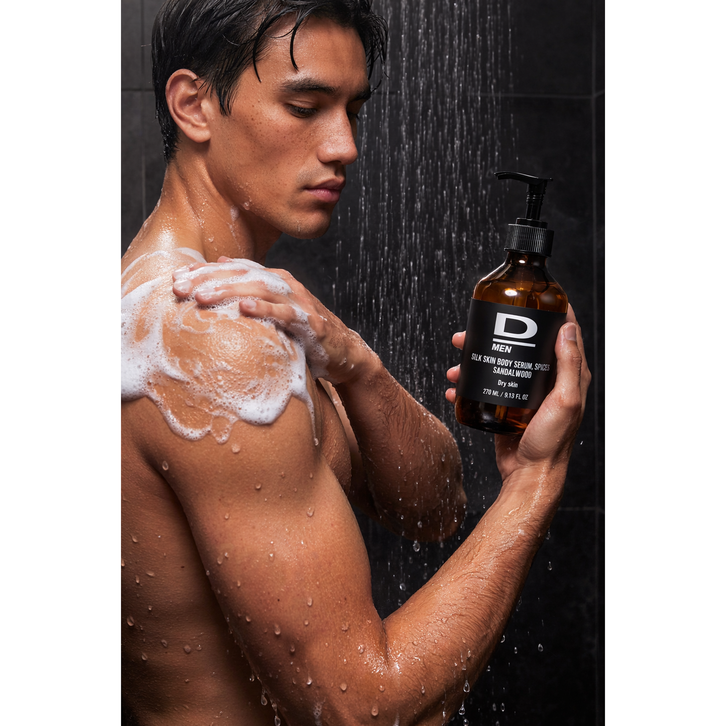Mann verwendet D MEN Silk Skin Body Serum Spices mit Sandelholz unter der Dusche, schäumendes Produkt.