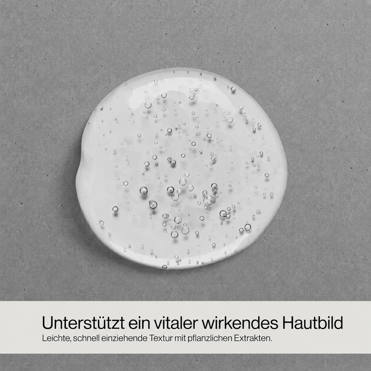 Nahaufnahme eines transparenten Gelkleckses auf grauem Untergrund mit Text 'Dein schneller Reset nach einem langen Tag Für die Anwendung auf Haar, Körper und Gesicht geeignet'