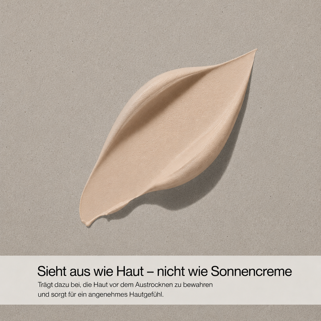 Nahaufnahme eines beigen Creme kleckses auf grauem Untergrund mit Text 'Dein schneller Reset nach einem langen Tag Für die Anwendung auf Haar, Körper und Gesicht geeignet'