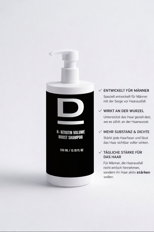 Weißer Shampoo-Spender mit schwarzem Etikett und der Aufschrift 'D H-KERATIN VOLUME BOOST SHAMPOO All hair types 390 ML / 13.19 FL OZ'.