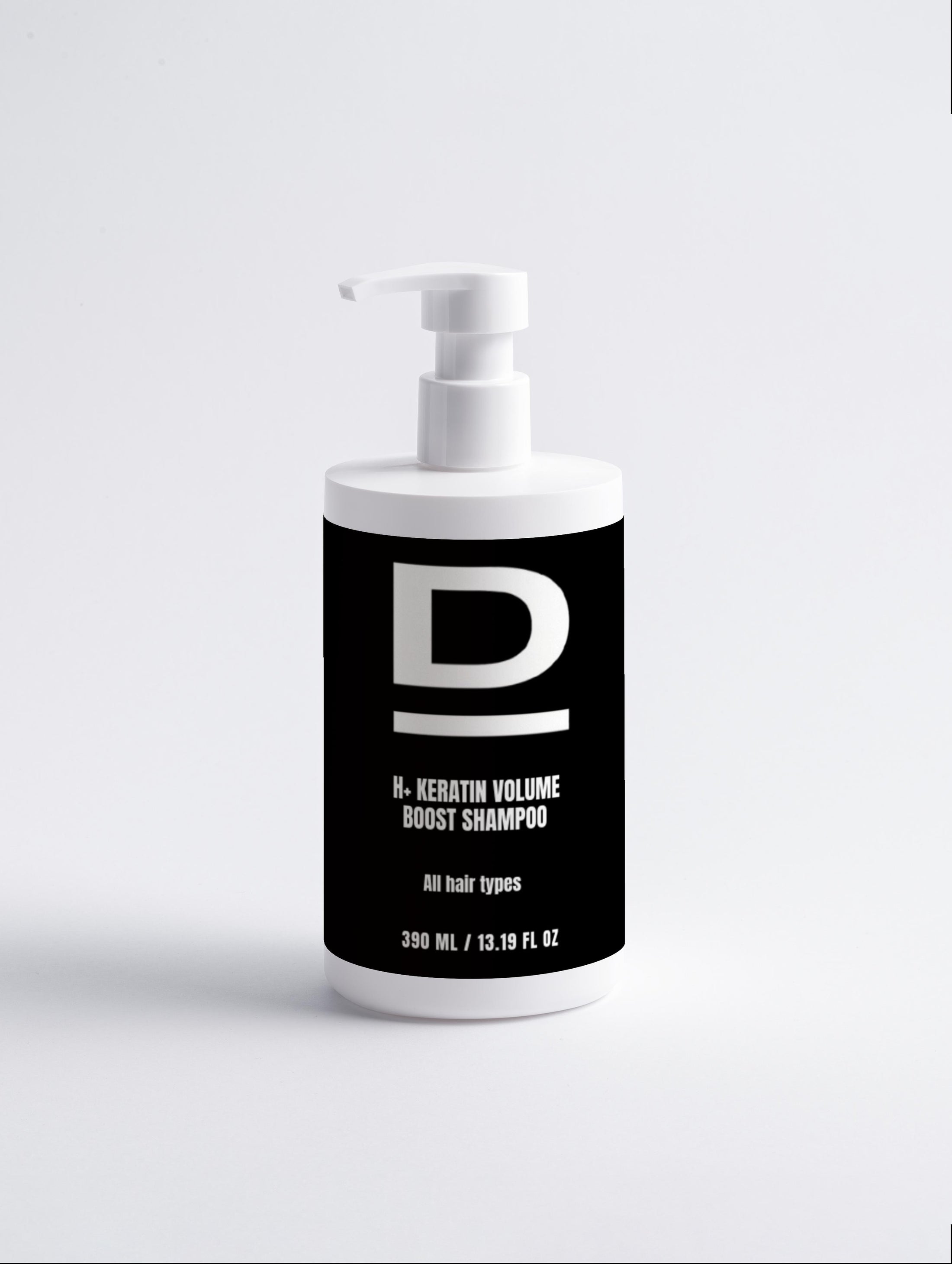 Weißer Shampoo-Spender mit schwarzem Etikett und der Aufschrift 'D H-KERATIN VOLUME BOOST SHAMPOO All hair types 390 ML / 13.19 FL OZ'.