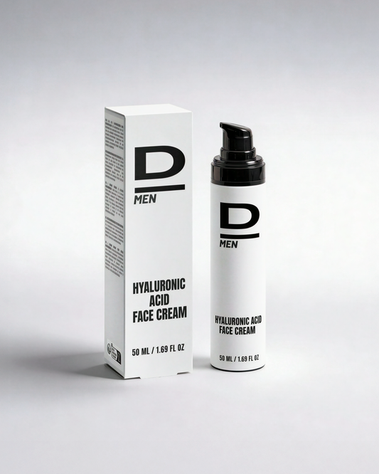 Zylindrischer Pumpspender und rechteckige Faltschachtel mit der Aufschrift 'D MEN HYALURONIC ACID FACE CREAM 50 ML / 1.69 FL OZ' auf hellem Untergrund.