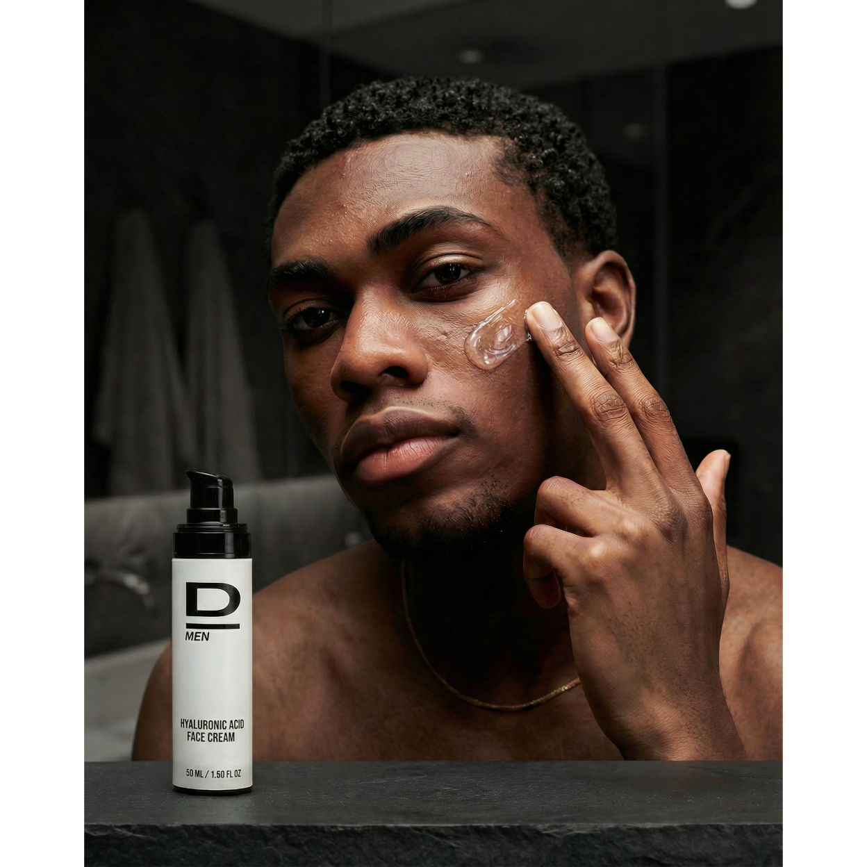 Oberkörper einer Person mit nacktem Oberkörper und Halskette, die sich mit einer Hand das Gesicht berührt, daneben steht ein Flakon mit der Aufschrift 'D MEN HYALURONIC ACID FACE CREAM'.