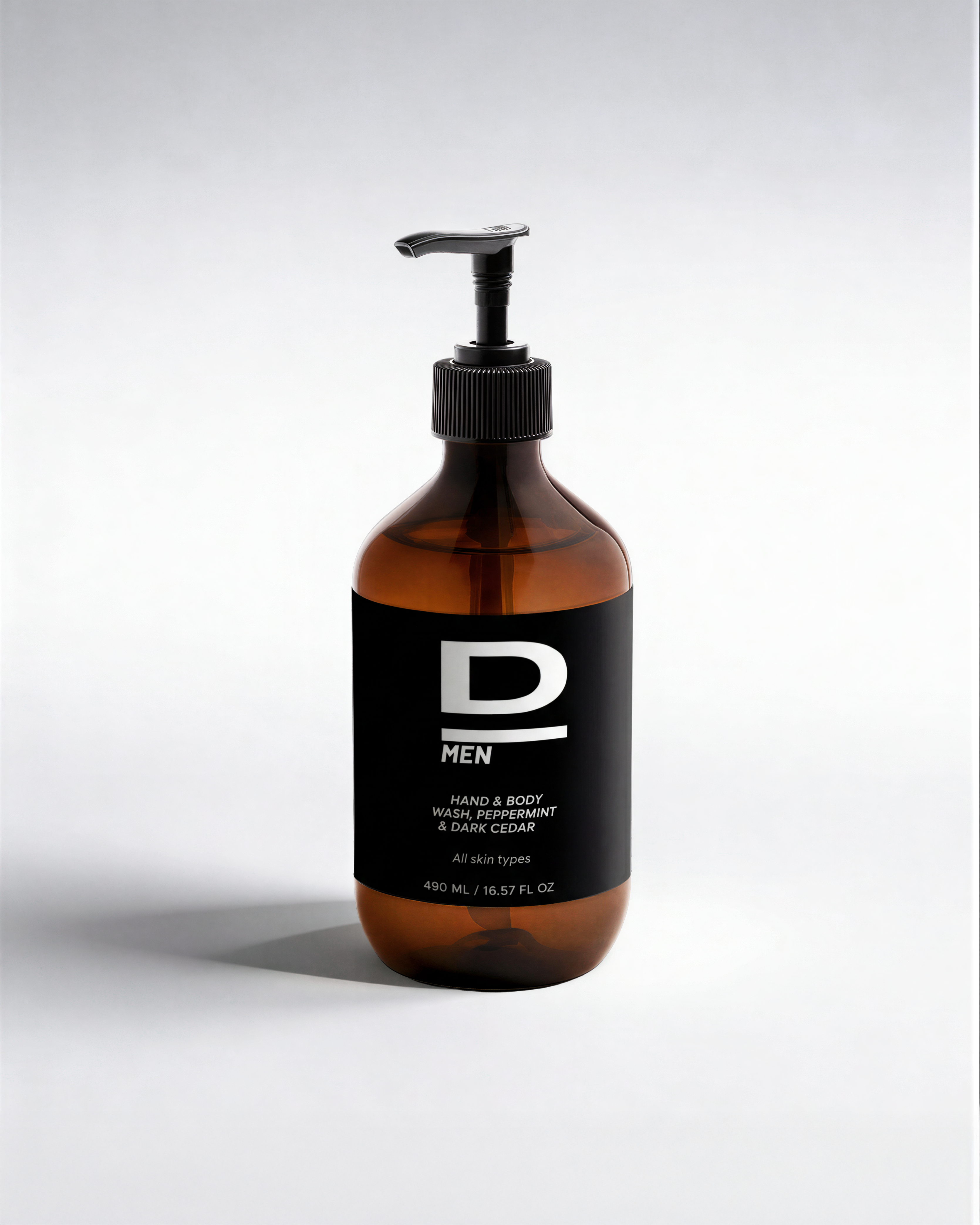 D MEN Hand- und Körperwaschmittel in brauner Flasche mit Spender, 490 ml, Duft von Pfefferminze und dunklem Zeder.