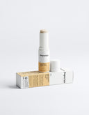 Weißer Verpackungskarton mit schwarzer Schrift, auf dem steht 'Deportes Sun Protection Stick ohne Tönung'. Neben dem Karton steht ein runder, weißer Sonnenschutzstick.