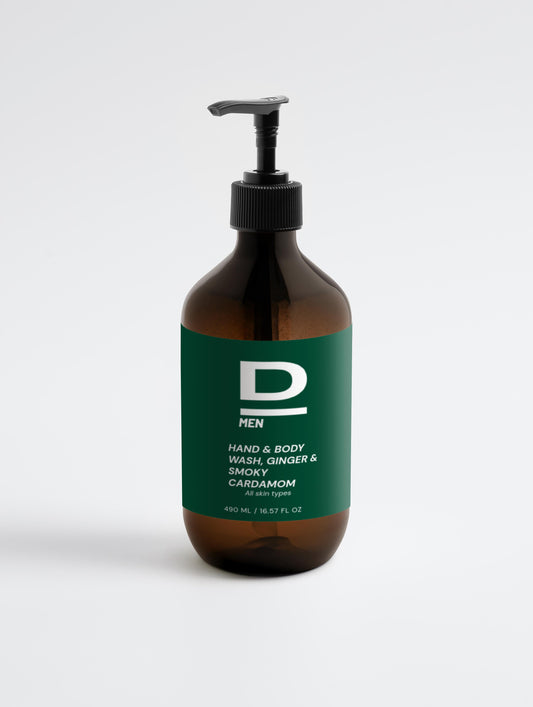 Braune Flasche mit schwarzem Pumpverschluss und grünem Etikett, darauf weißer Schriftzug 'D MEN HAND & BODY WASH, GINGER & SMOKY CARDAMOM'.
