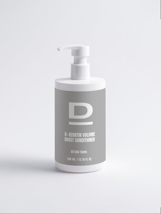 Weißer Spenderflakon mit grauem Etikett und der Aufschrift 'D H-KERATIN VOLUME BOOST CONDITIONER All hair types 290 ML / 9.19 FL OZ'.