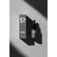 Flasche mit Pipette und Verpackung des Produkts 'D MEN F2 CAFFEINE GEL BOOSTER' auf hellem Untergrund mit Schatten