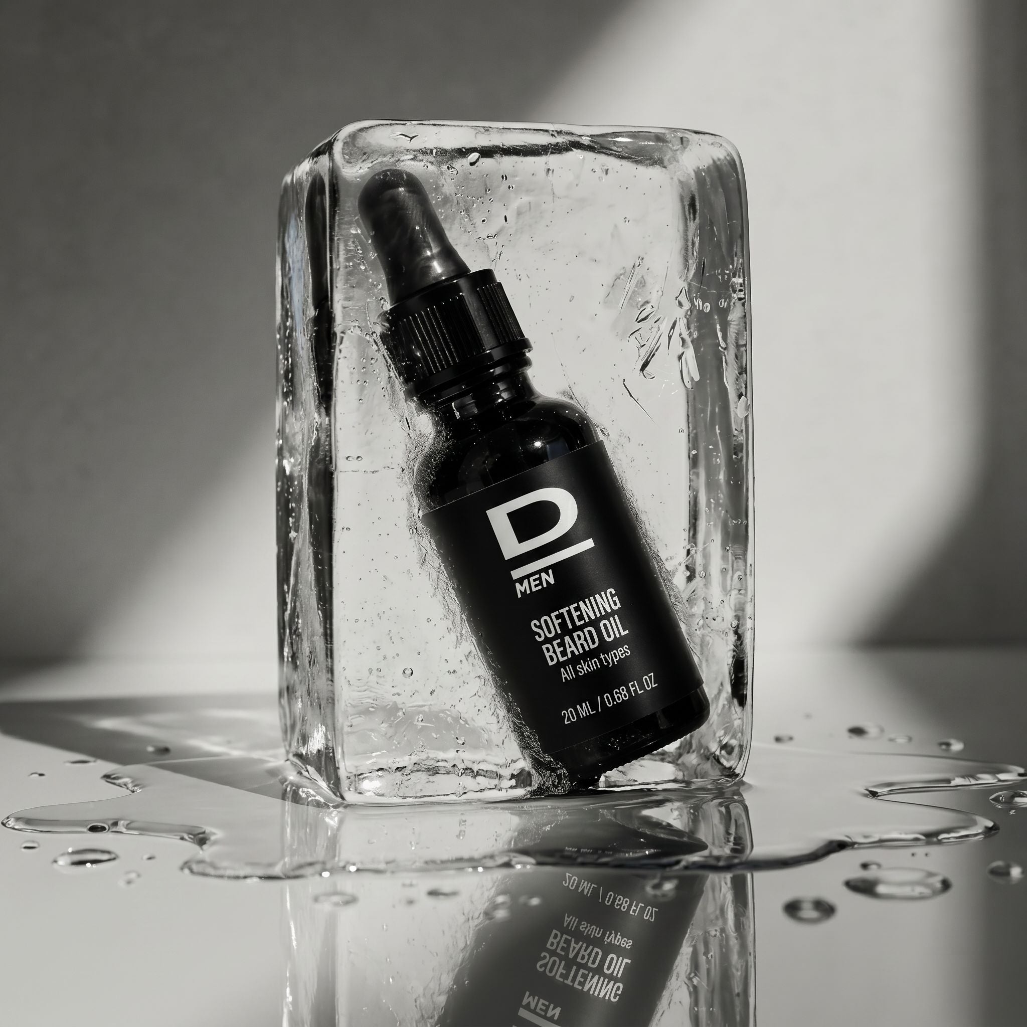 Flasche mit Tropfer für Bartöl steht in einem Eisblock auf reflektierender Oberfläche mit Wassertropfen