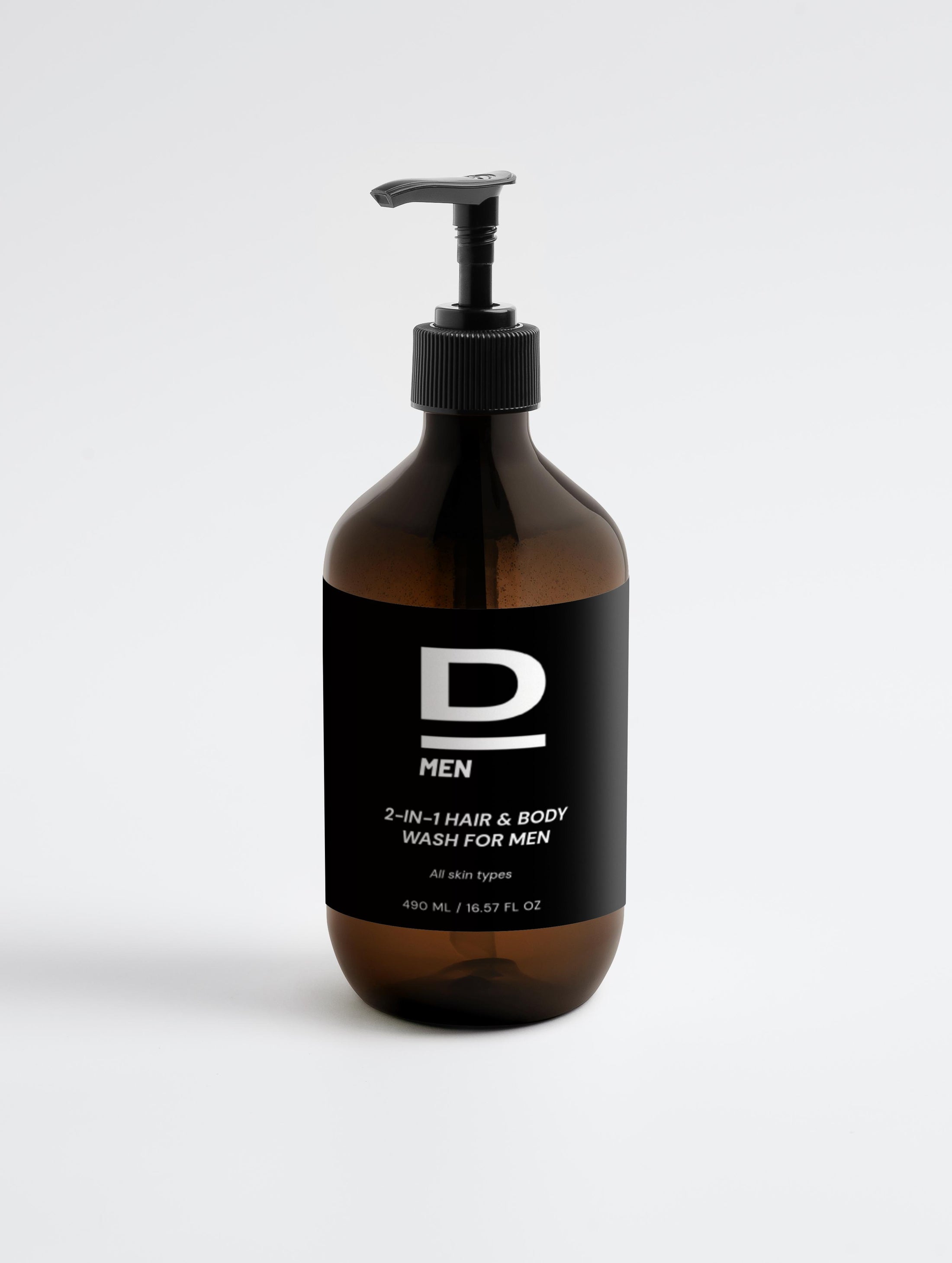Braune Flasche mit schwarzem Pumpverschluss und schwarzem Etikett, darauf weißer Schriftzug 'D MEN 2-IN-1 HAIR & BODY WASH FOR MEN'.