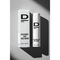 Verpackung und Flasche einer Gesichtscreme mit der Aufschrift 'D MEN HYALURONIC ACID FACE CREAM 50 ML / 1.69 FL OZ' auf hellem Untergrund mit Schatten