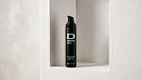 Schwarze Flasche mit Pumpspender und Aufschrift 'D MEN OIL-FREE ZINC FACE GEL' steht in einer rechteckigen Nische in einer hellen Wand