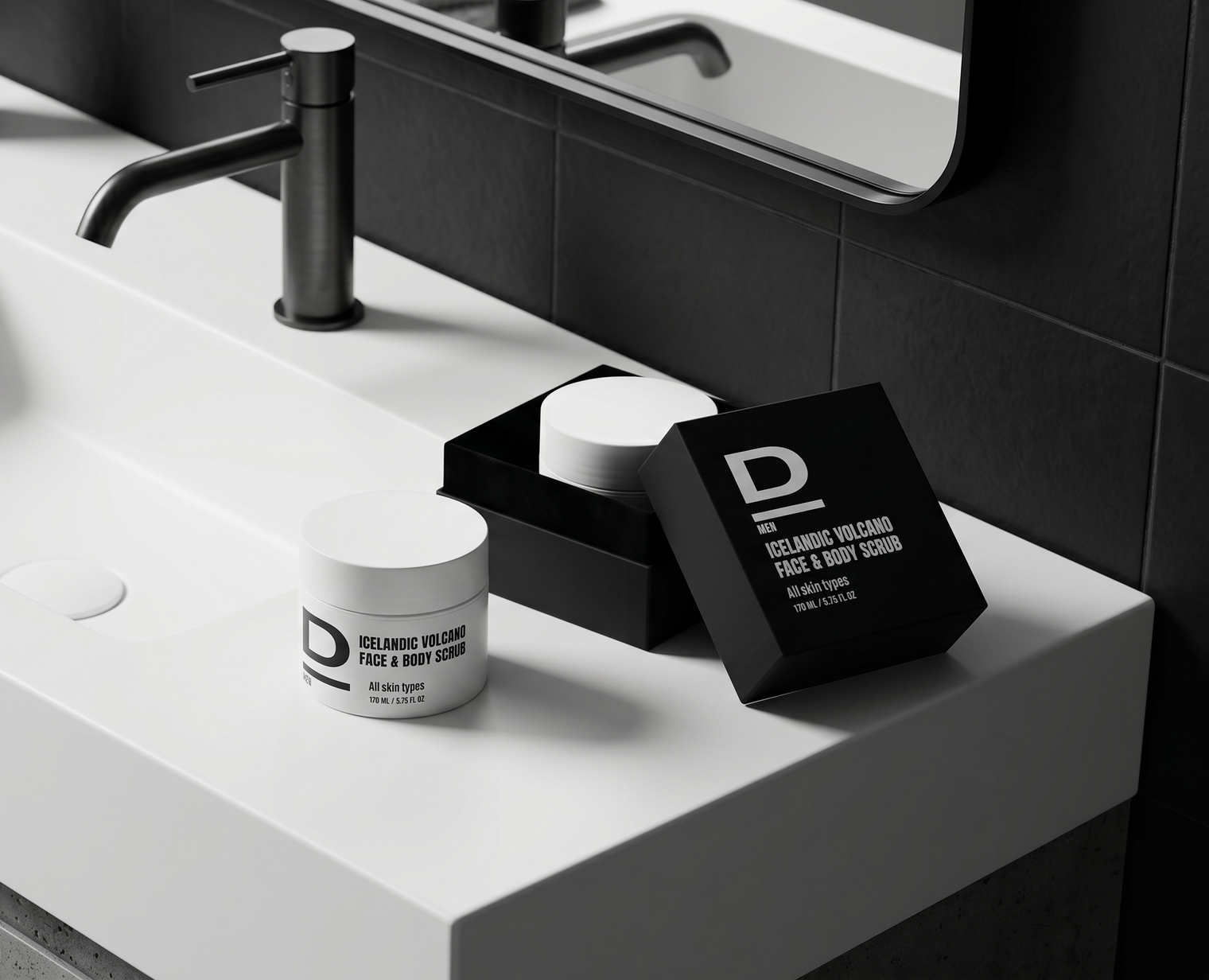 Schwarze Verpackung und weißer Tiegel mit Aufschrift "D ICELANDIC VOLCANO FACE & BODY SCRUB" auf weißem Waschbecken neben schwarzem Wasserhahn