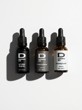 Drei braune Tropfflaschen mit schwarzen Verschlüssen und weißen Etiketten, beschriftet mit "D MEN" und Produktnamen, auf weißem Hintergrund